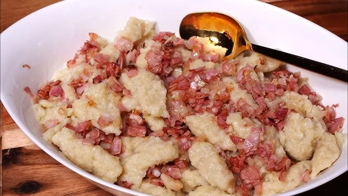 Kluski szare z boczkiem i cebulą