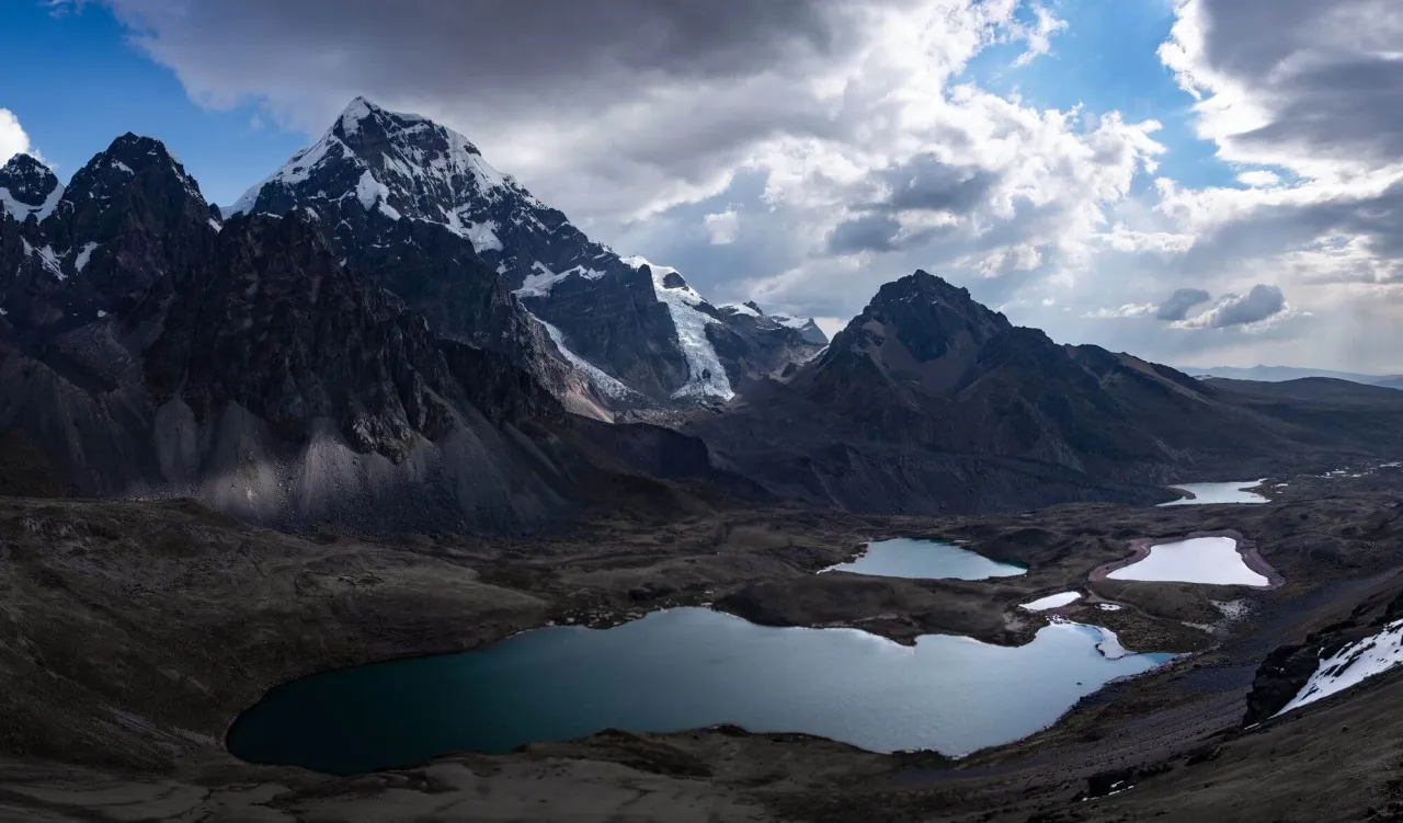 G&oacute;ry z ośnieżonymi szczytami i lodowcami, otaczające kilka turkusowych jezior. To najpiękniejsze miejsce na ziemi, gdzie natura ukazuje swoją potęgę.