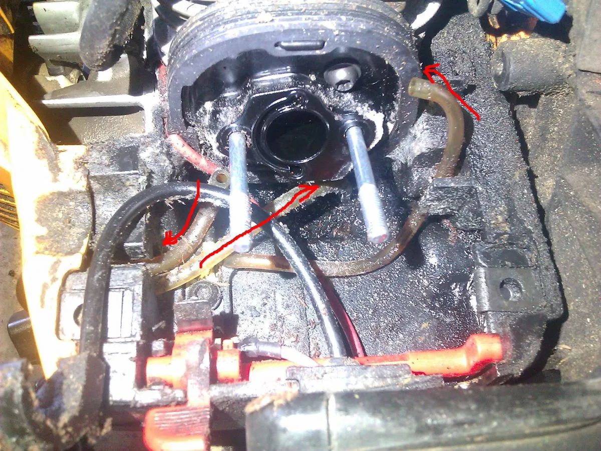 Schemat połączeń przewodów paliwowych piły spalinowej z pompką primer