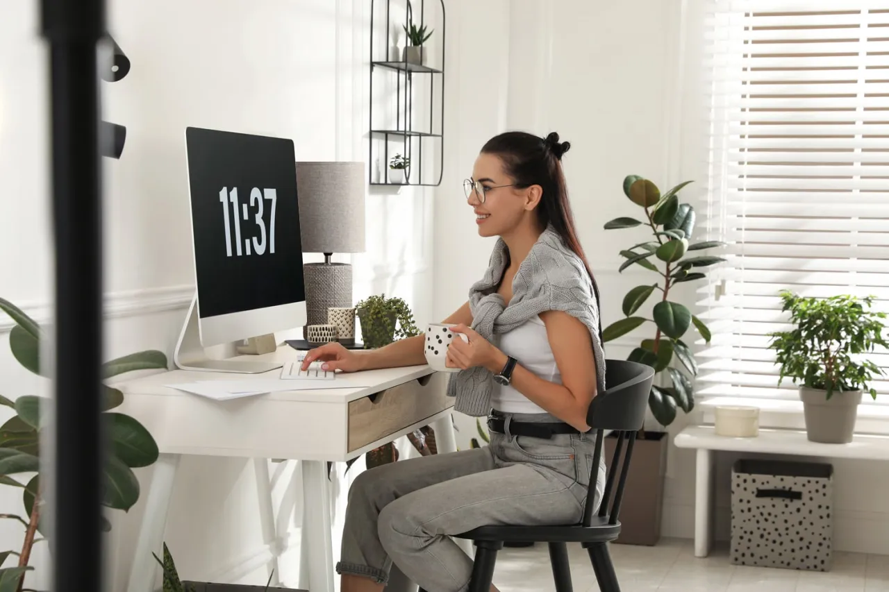 Panna w pracy, biurko, organizacja