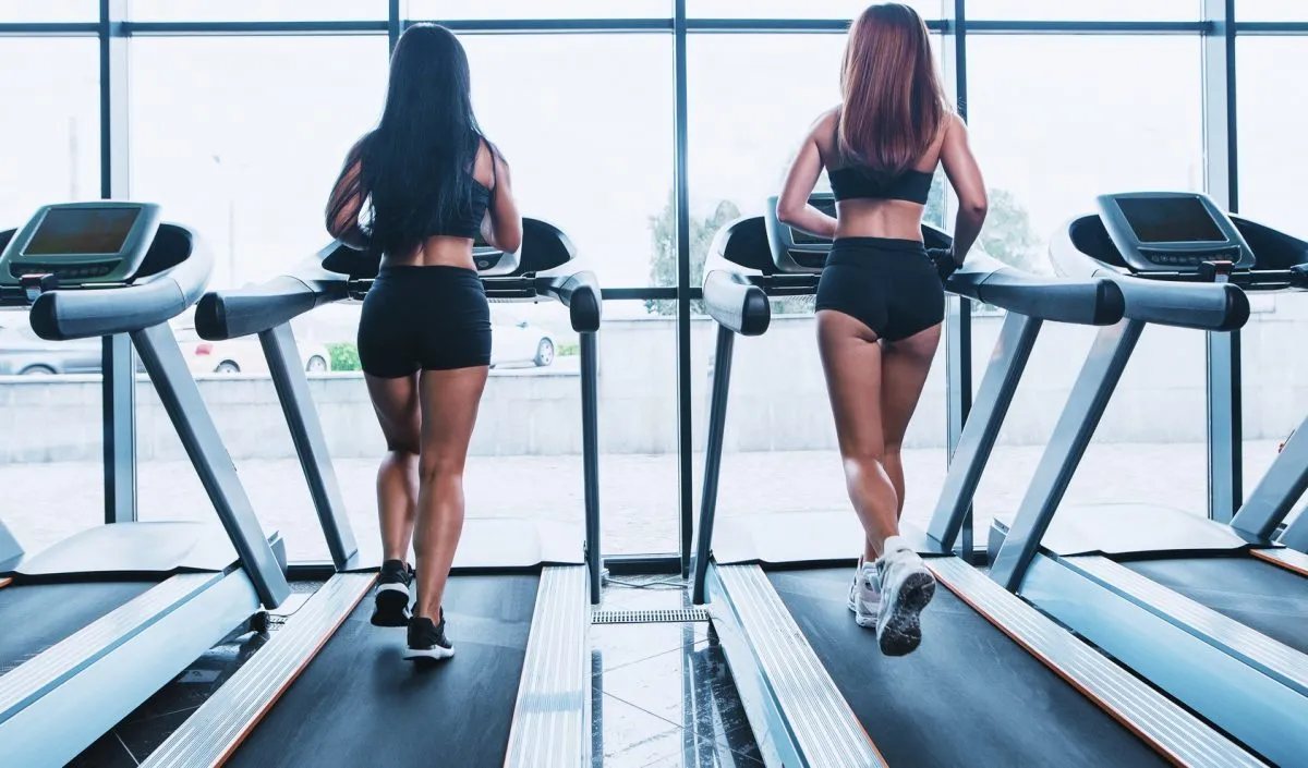 Biegacz wykonujący interwały na bieżni, trening szybkościowy