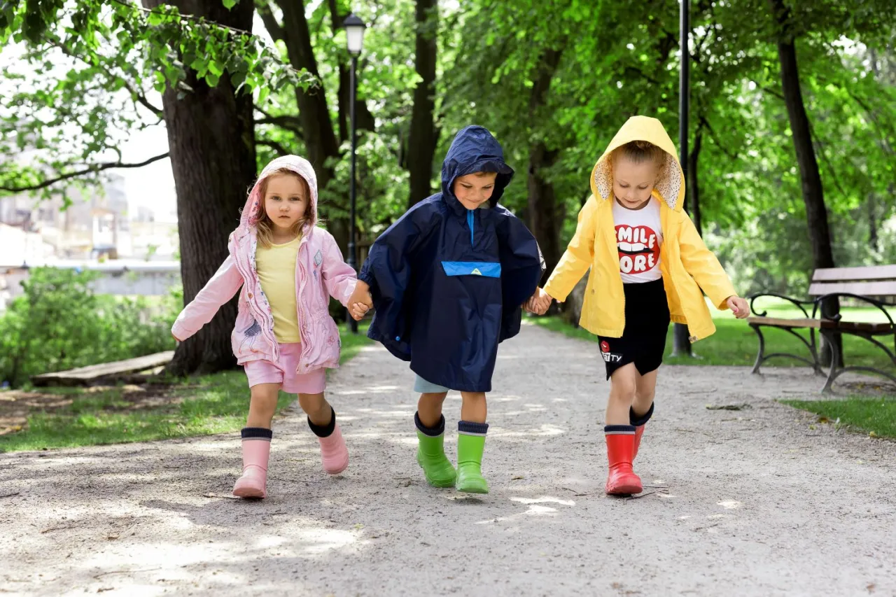 dzieci w kaloszach na deszczu