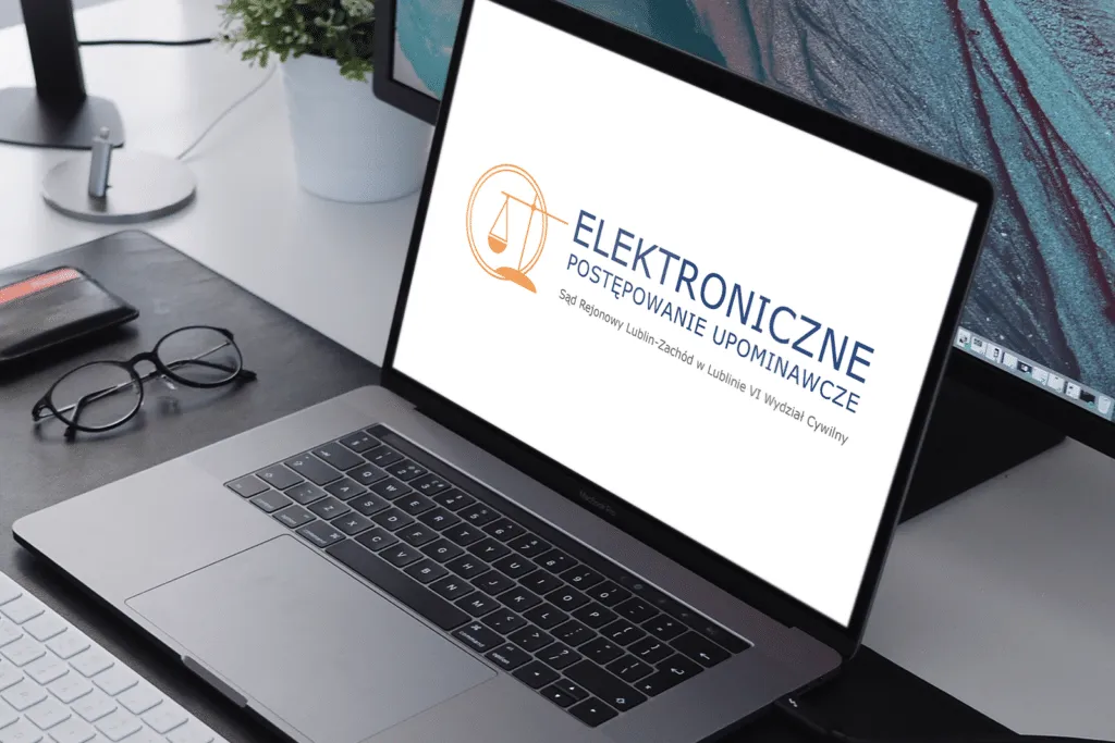 komputer z otwartym systemem e-sąd