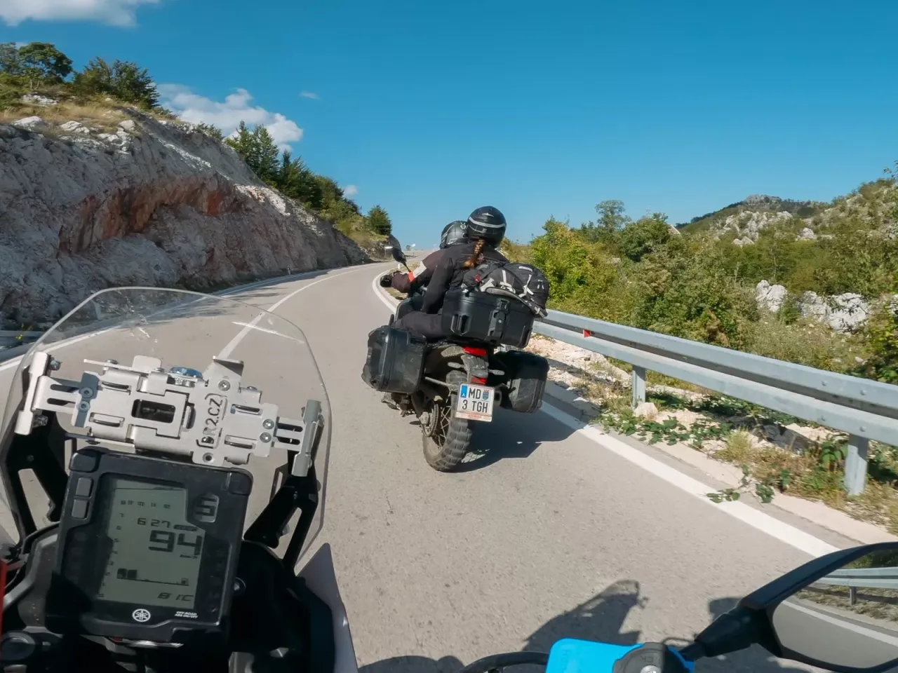 motocykl z pasażerem i bagażem