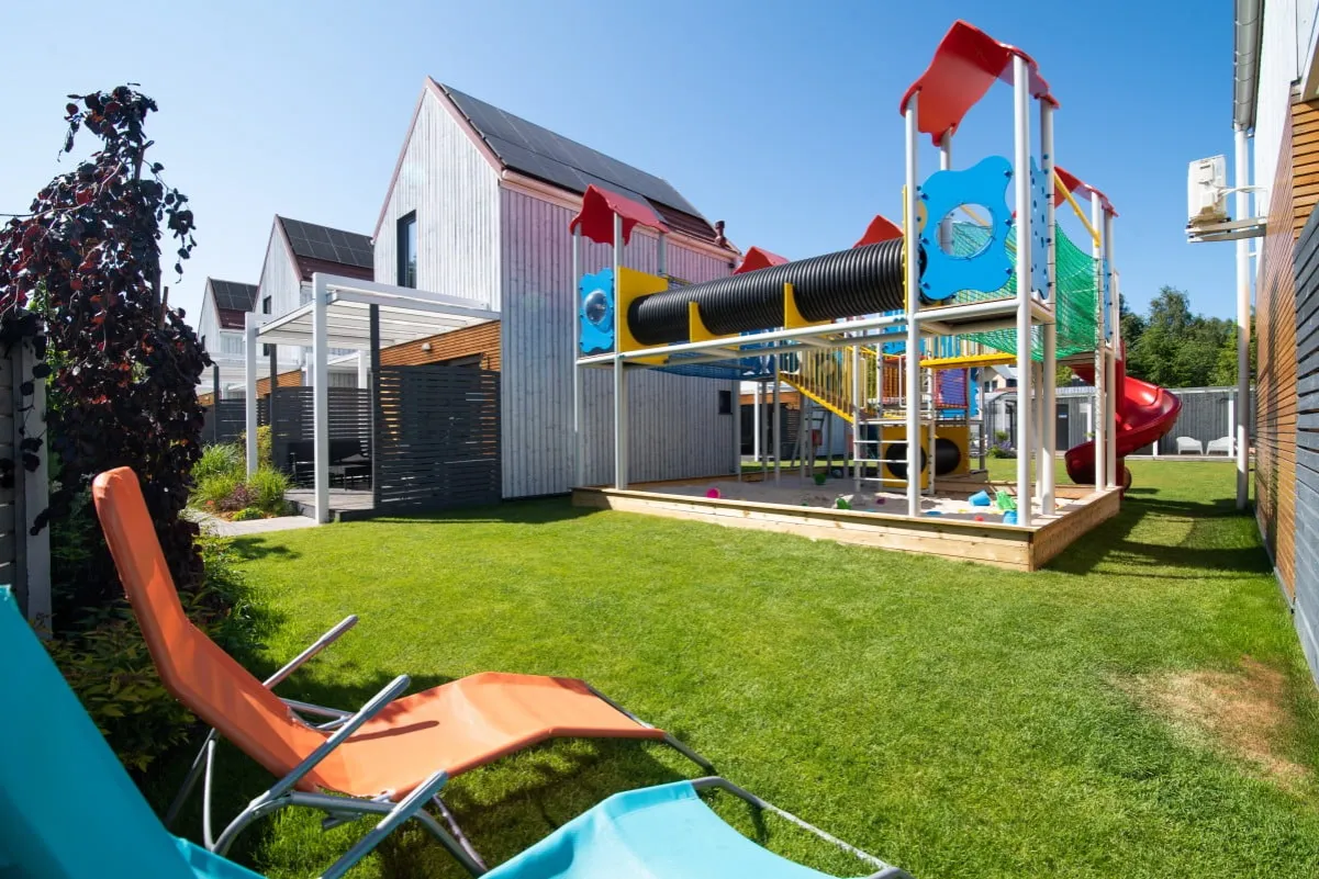 Nowoczesne domki nad morzem z placem zabaw i animacjami dla dzieci. Idealne miejsce na rodzinne wakacje.