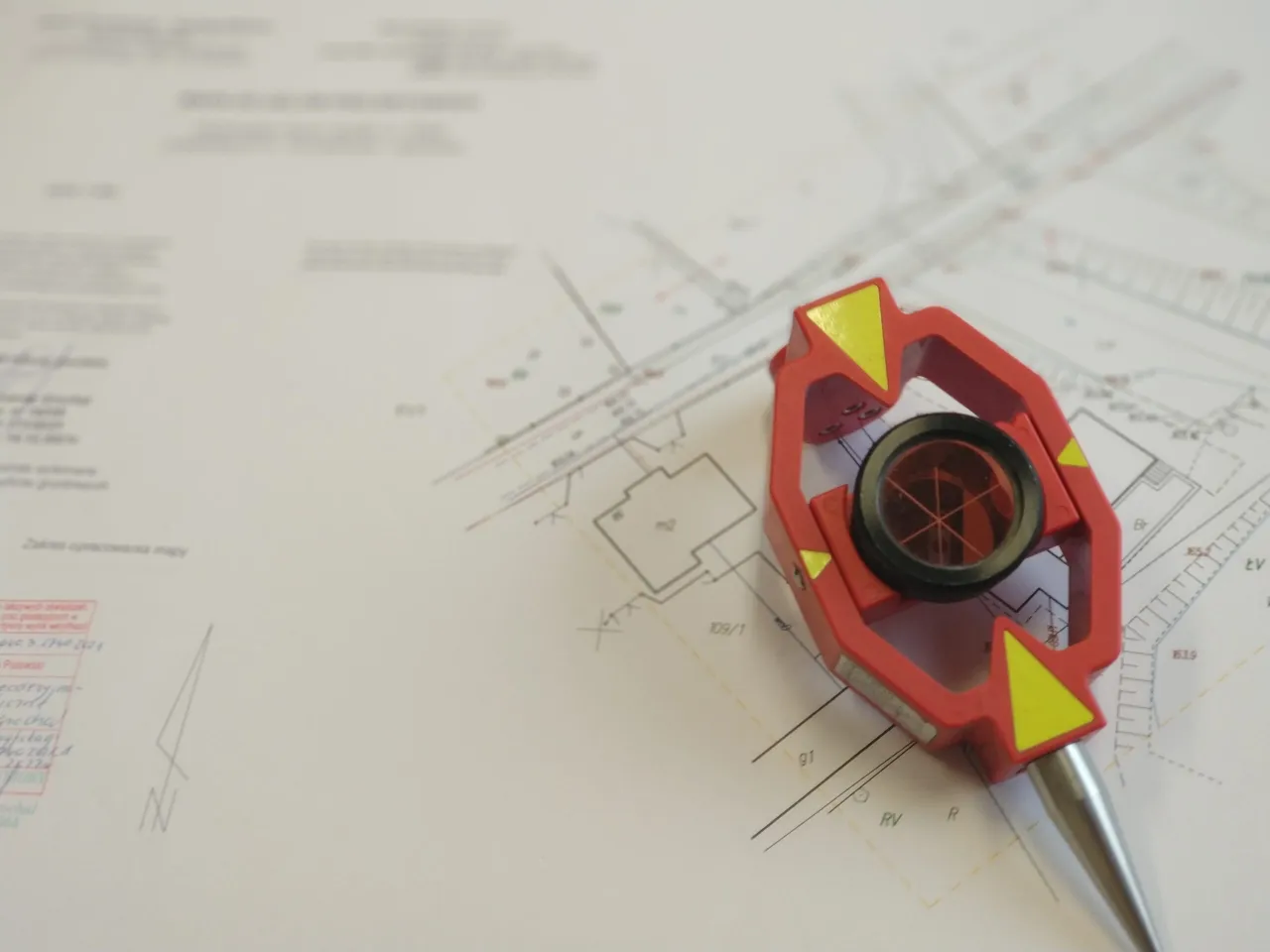 geodeta z tachimetrem inwentaryzacja powykonawcza