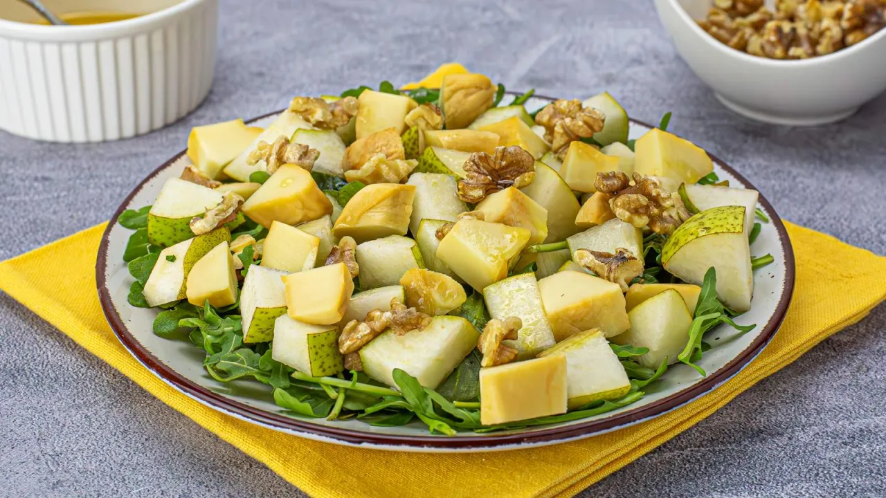 sałatka z oscypkiem i gruszką