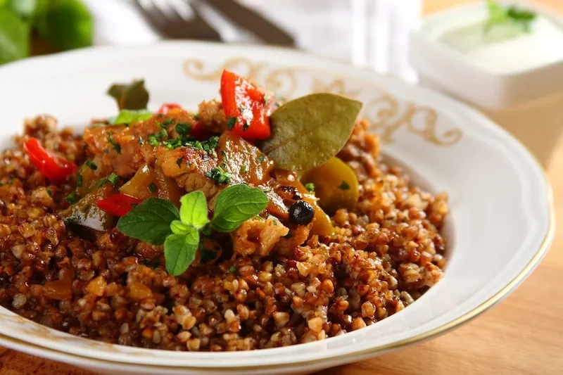 Tradycyjny obiad z kaszą gryczaną i gulaszem