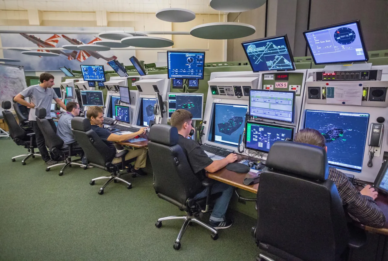 kontroler ruchu lotniczego przy stanowisku pracy