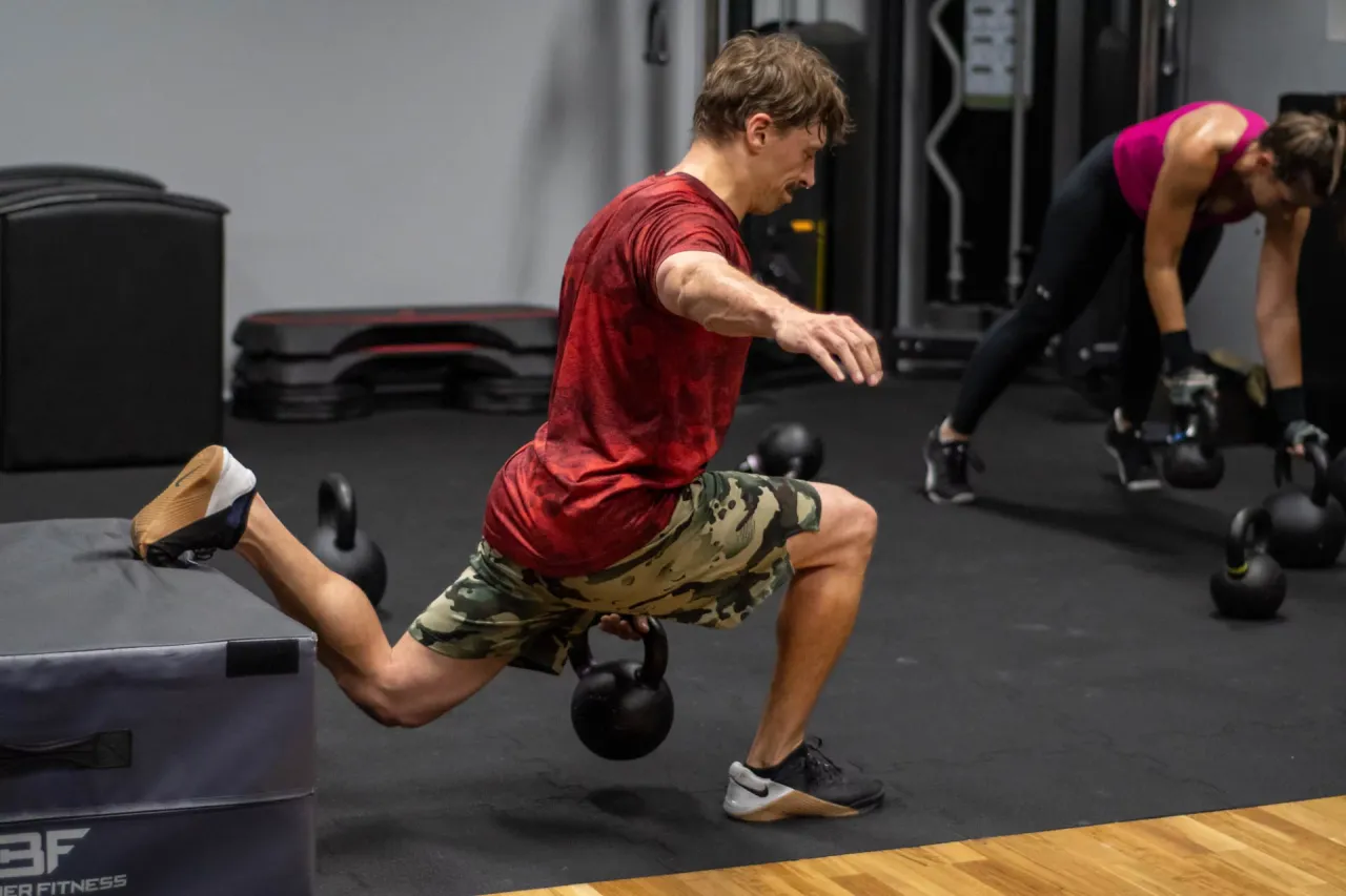 Osoba wykonująca ćwiczenia funkcjonalne z kettlebell