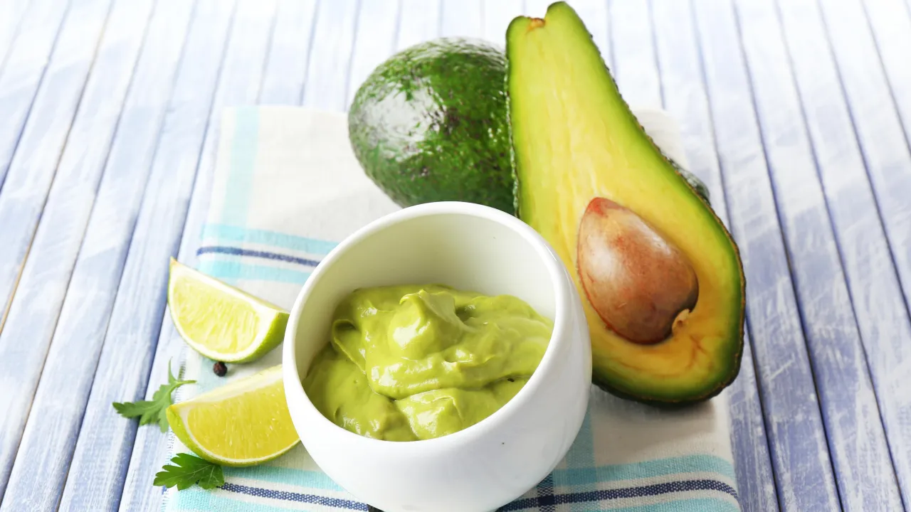 Pyszne guacamole jak jeść? Z awokado, limonką i natką. Idealne do nachos lub jako dodatek do dań.
