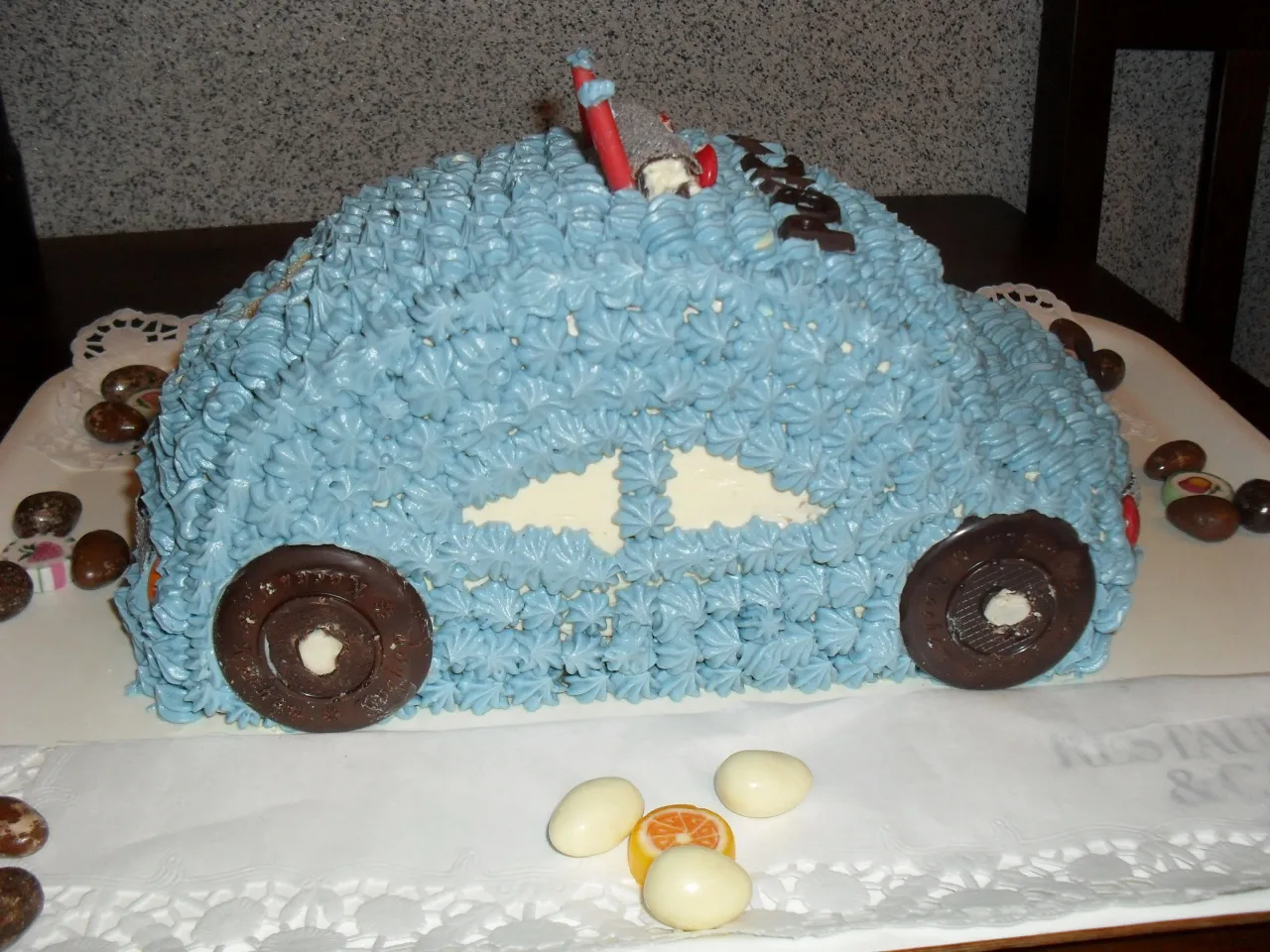 tort w bagażniku samochodu, tort na podłodze samochodu