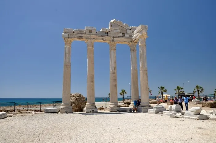 Side panorama morze śródziemne ruiny apollina