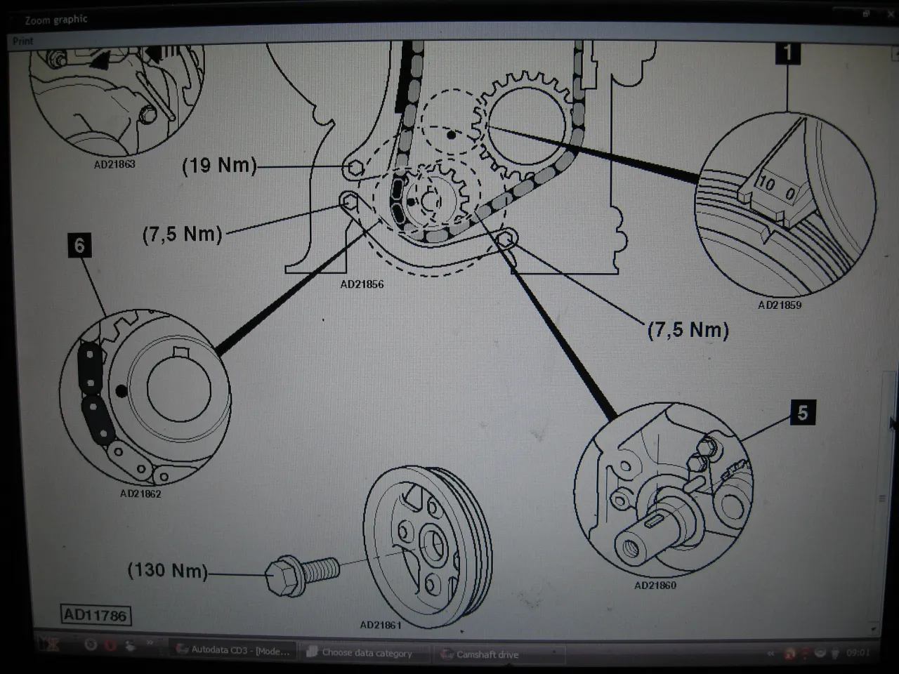 Schemat rozrządu Toyota Aygo: pasek czy łańcuch? Ilustracja pokazuje mechanizm napędu rozrządu, z zaznaczonymi elementami i momentami dokręcania.