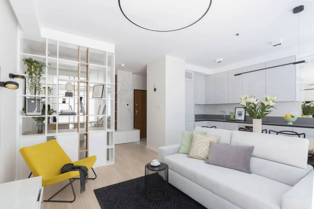 Mały salon optyczne powiększenie aranżacje