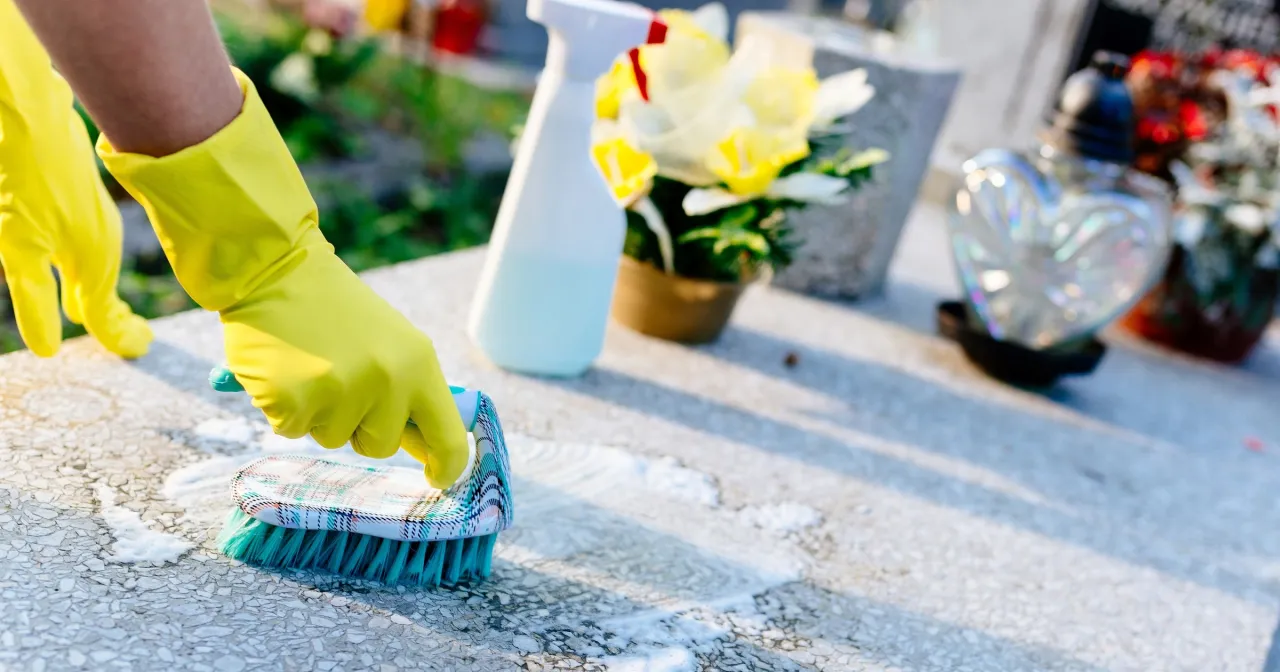 bezpieczne usuwanie wosku z pomnika skrobaczką plastikową