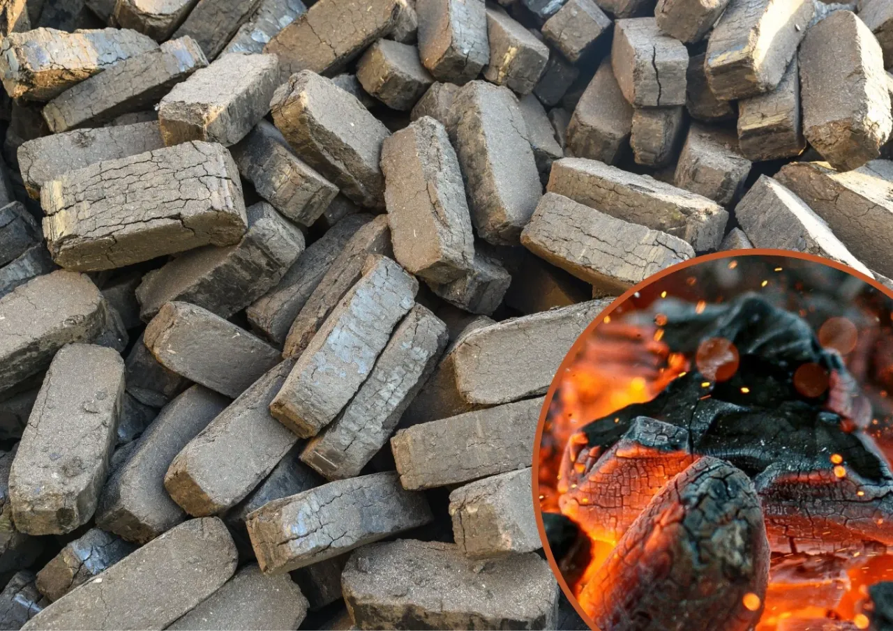 Stos brykietu torfowego, który może być dobrym paliwem, w tle żarzący się węgiel.