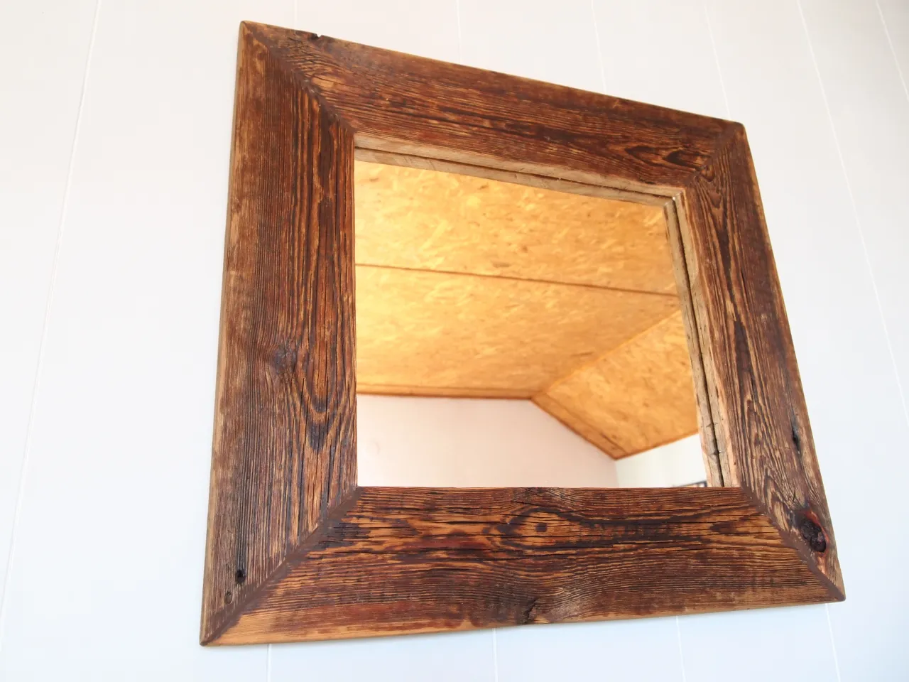 Stare lustro z plamami starości