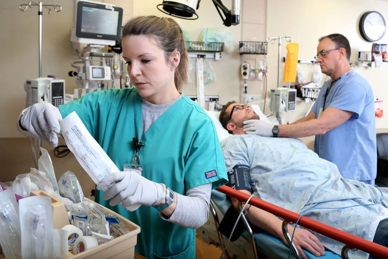 Pielęgniarka przygotowuje materiały medyczne, co może podać pielęgniarka bez zlecenia lekarza. W tle pacjent i lekarz.