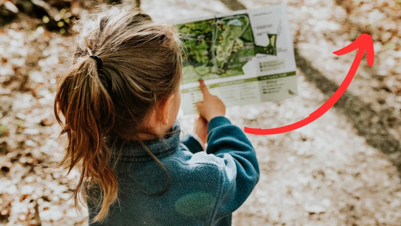 dzieci bawiące się w podchody z zagadkami