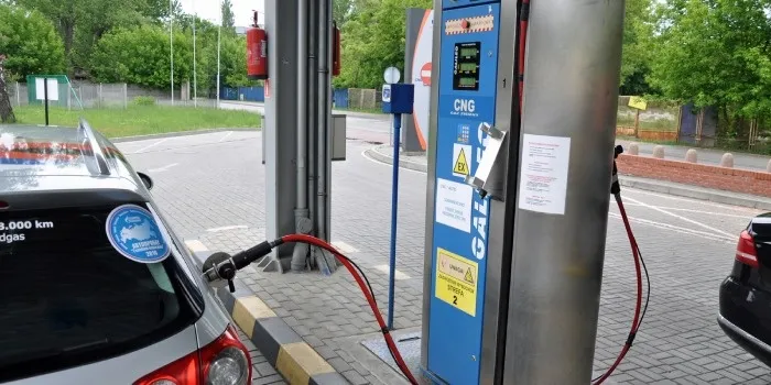 Stacja tankowania CNG w Polsce i stacja ładowania samochod&oacute;w elektrycznych