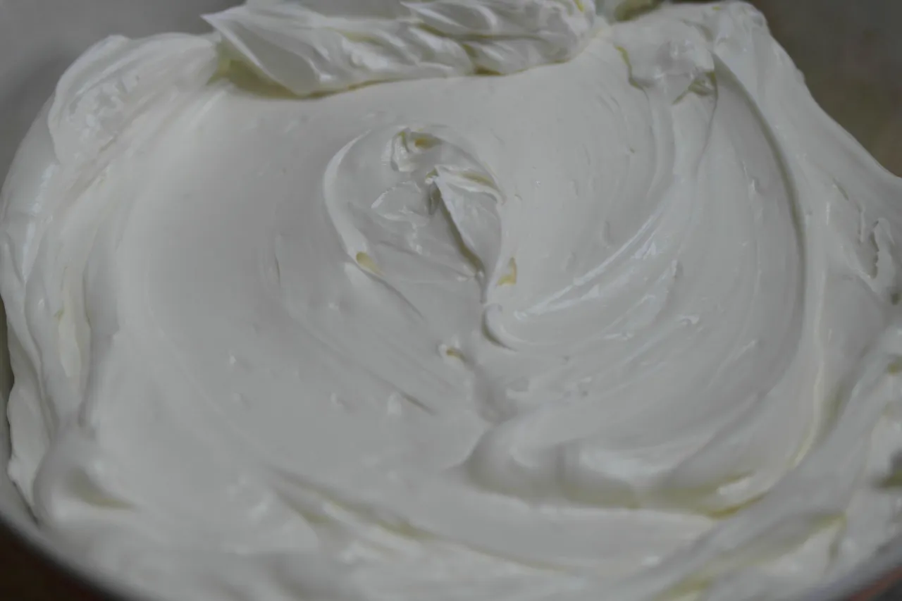 krem maślany na bezie szwajcarskiej