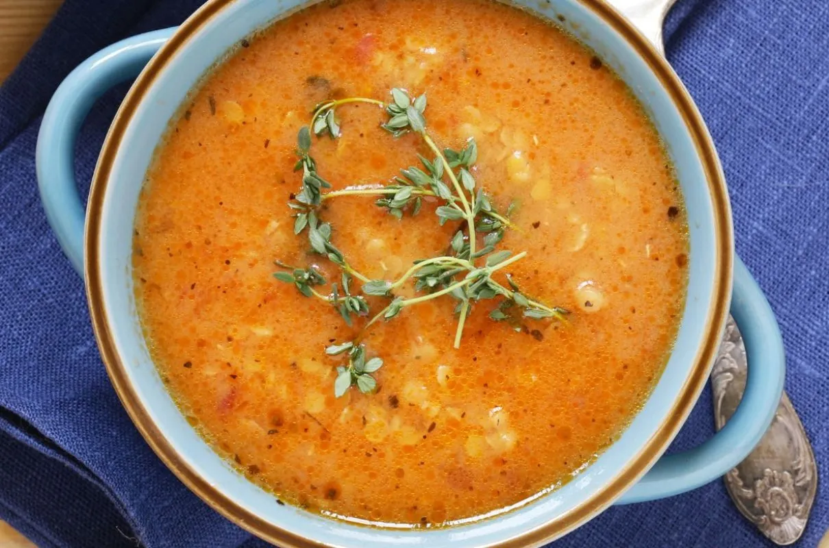 Miska zdrowej zupy warzywnej na diecie