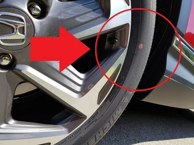 r&oacute;żne kolorowe kropki na oponach