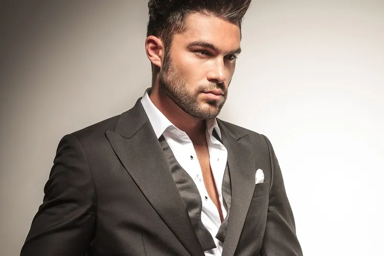 mężczyzna myjący krótki zarost