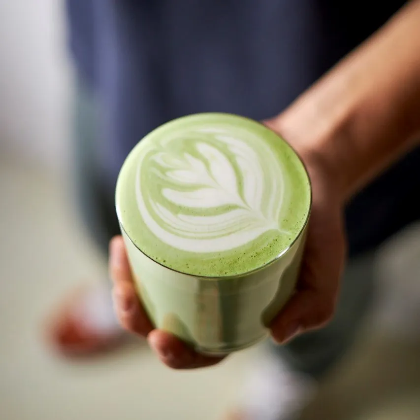 kawa latte z mlekiem roślinnym