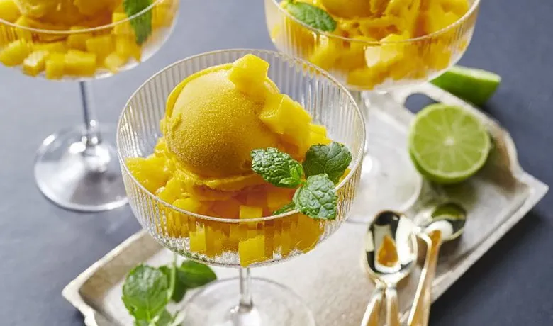 Sorbet mango z dekoracjami