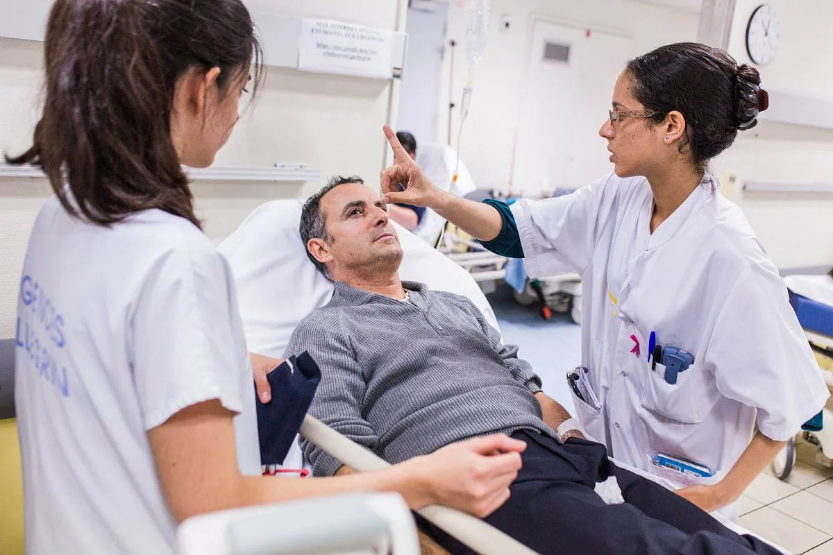 Pacjent po udarze rozmawiający z lekarzem