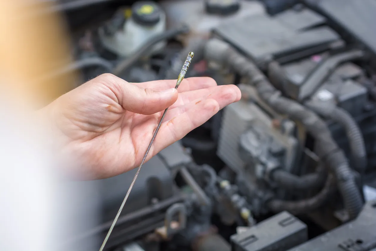 moteur voiture jauge huile bouchon remplissage fl&egrave;ches