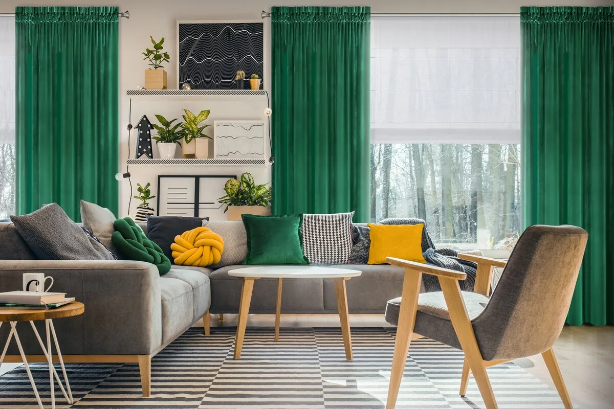 zasłony butelkowa zieleń granat musztardowy do szarej kanapy