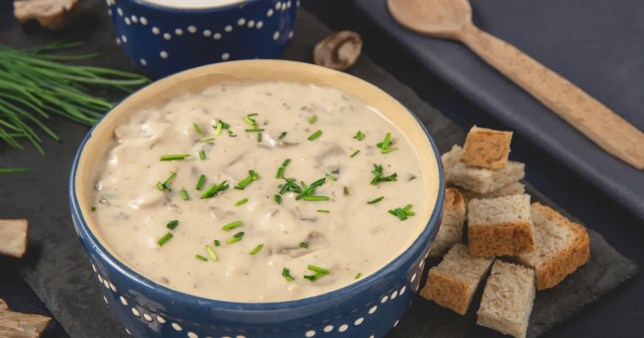 różne wersje zupy pieczarkowej kremowa i klarowna