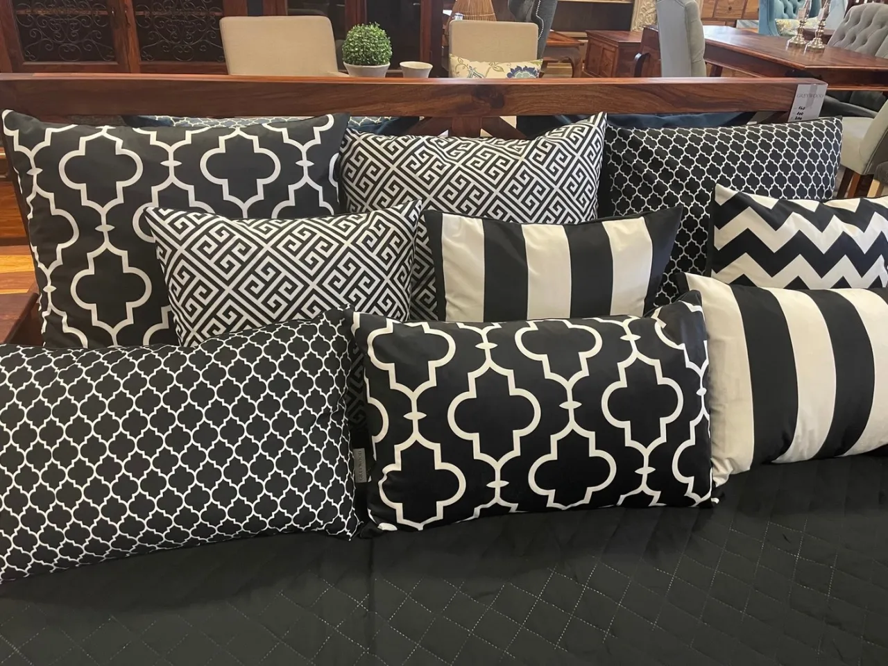 poduszki wzory geometryczne botaniczne czarna kanapa