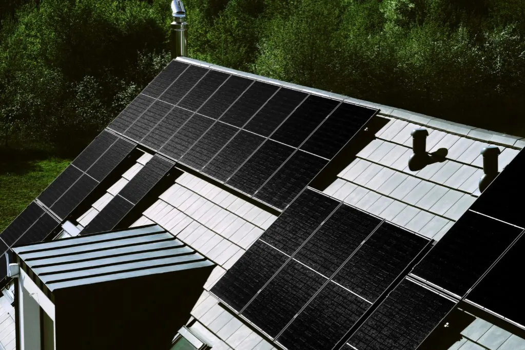 Zdjęcie Panele monokrystaliczne czy polikrystaliczne - co wybrać, aby zaoszczędzić?