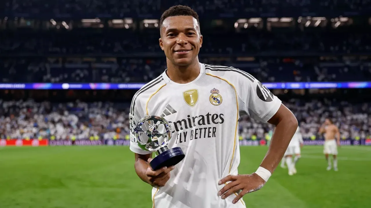 Kylian Mbapp&eacute; w koszulce Realu Madryt