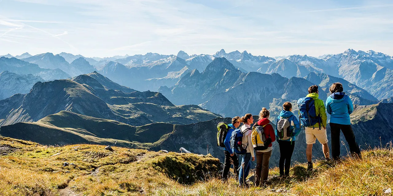 Wanderer im Allg&auml;u mit Bergblick