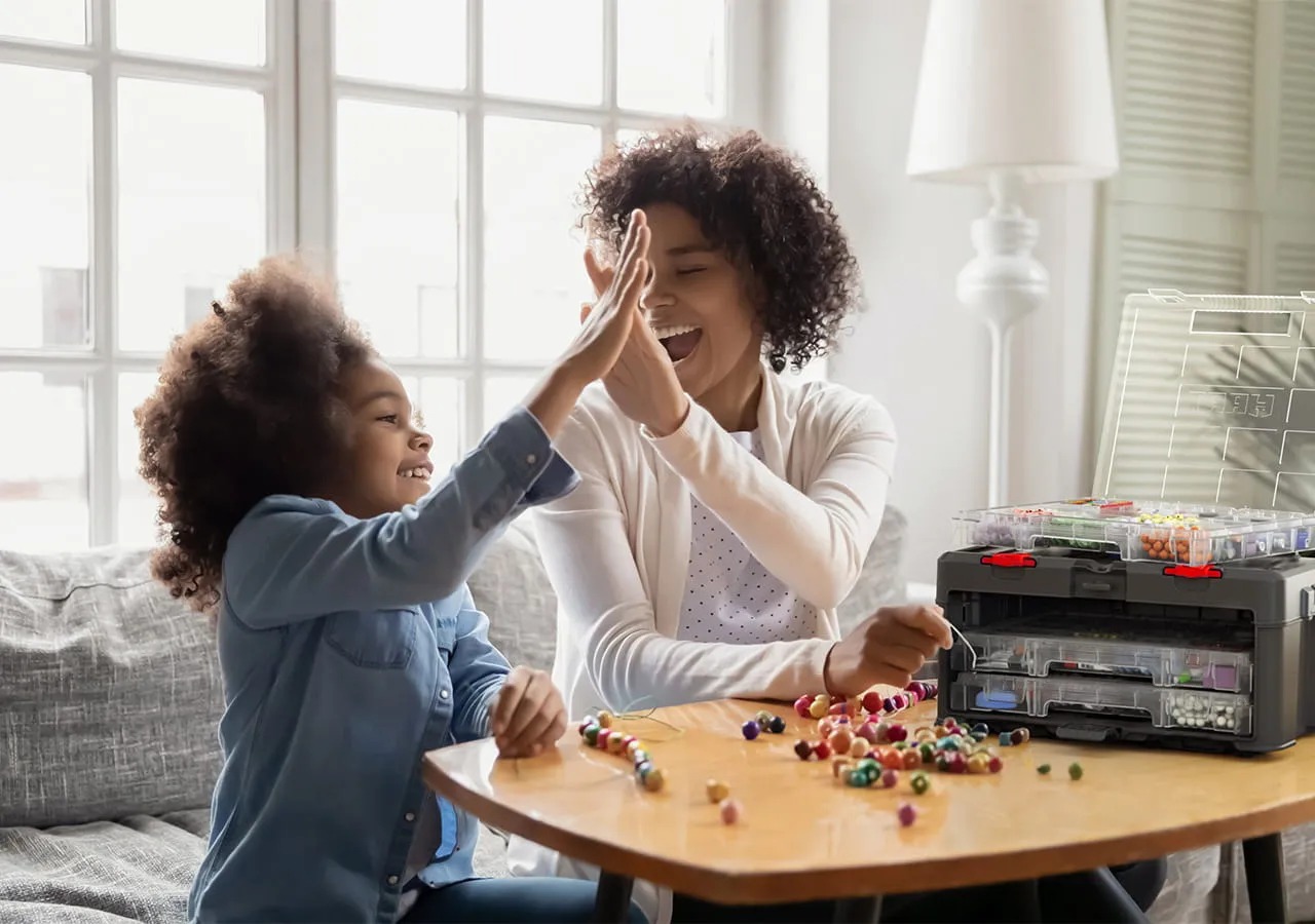 dziecko bawi się skrzynką narzędziową
