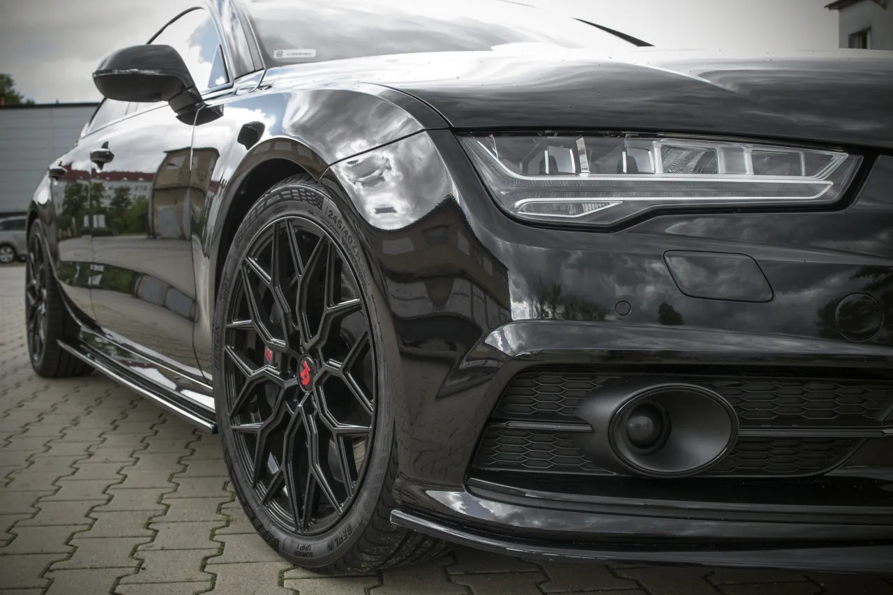 czarne auto z felgami w różnych kolorach