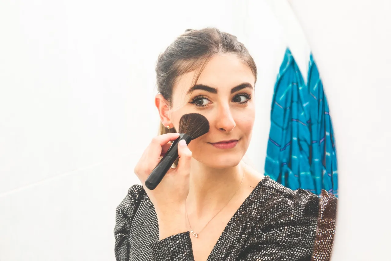 kosmetyki utrwalające makijaż, puder i fixer