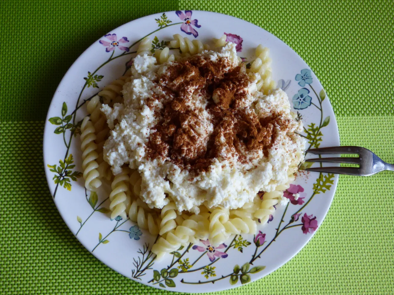 Pyszny makaron z twarogiem i cynamonem. Idealny przepis na szybki obiad lub deser.