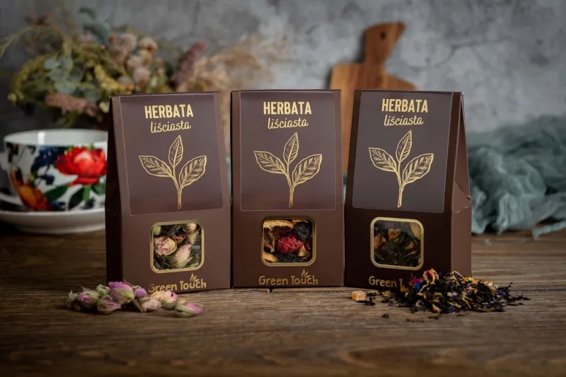 różne rodzaje herbat liściastych w miseczkach
