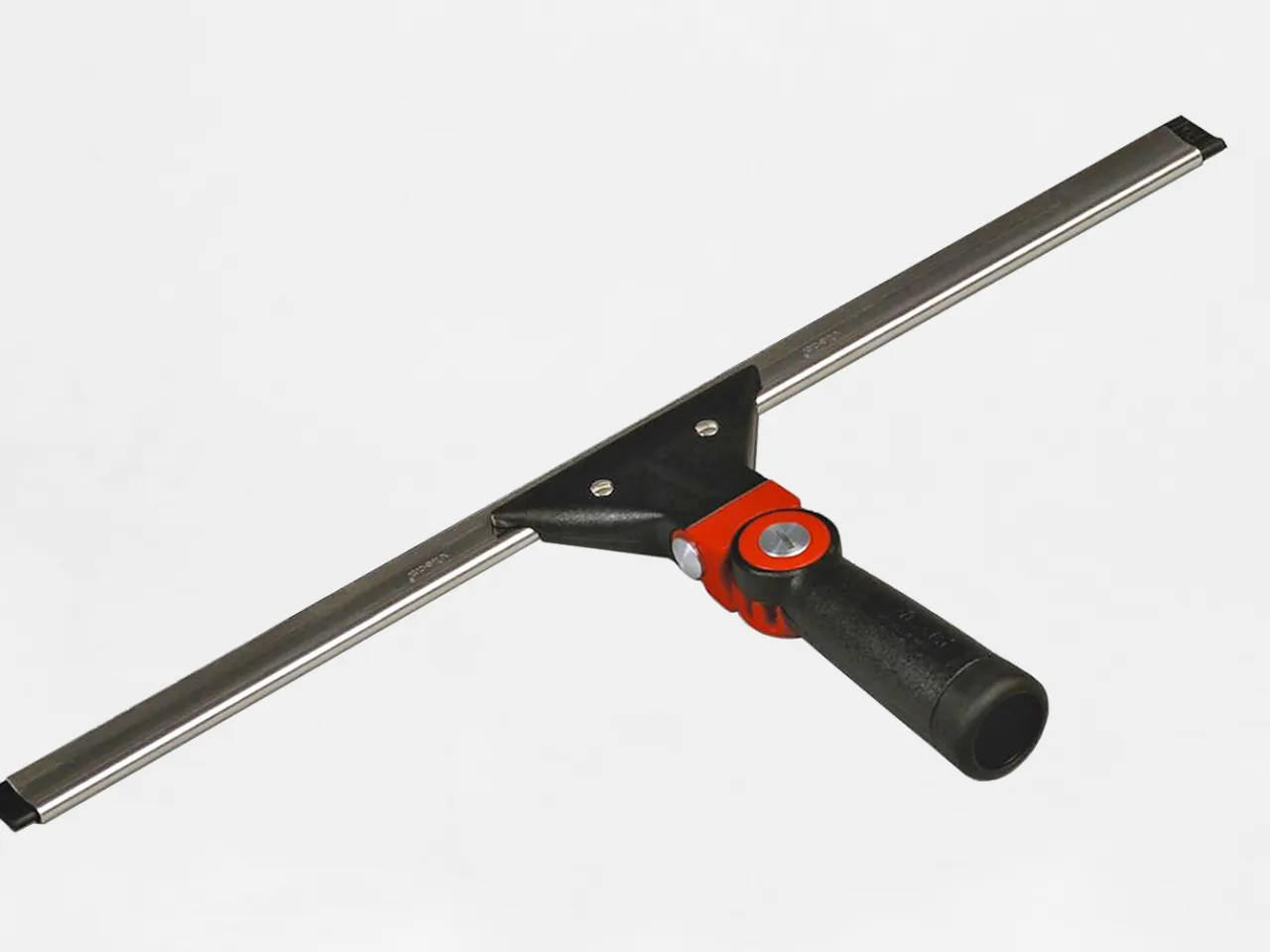 profesjonalne mycie okien ściągaczką z bliska, pokazujące technikę