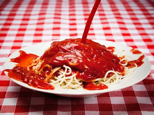 Błędy w jedzeniu spaghetti krojenie siorbanie łamanie