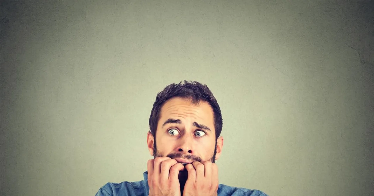 osoba uśmiechnięta zestresowana w środku