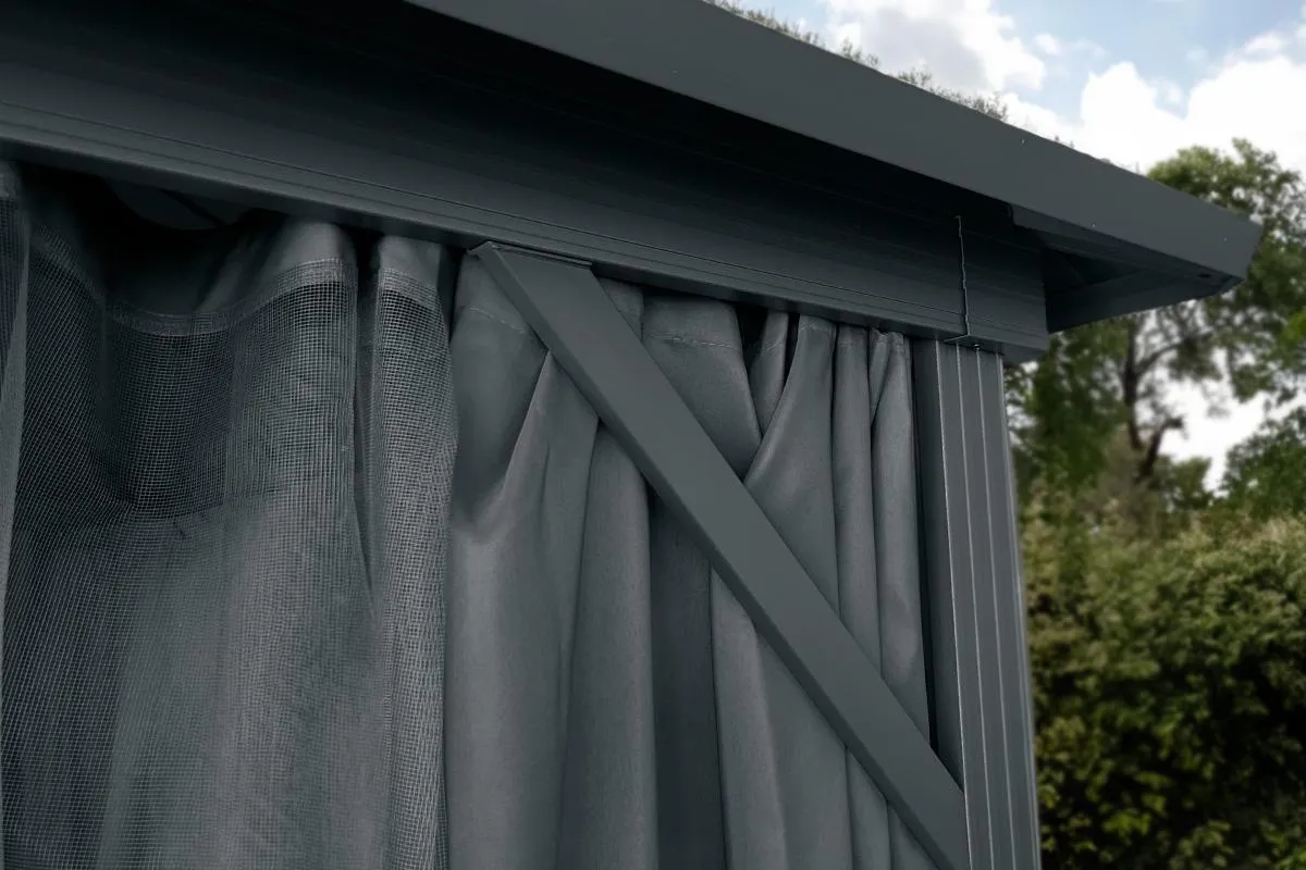 Szary pawilon ogrodowy z moskitierą i zasłonami. Idealny, by dowiedzieć się, jak zrobić pawilon ogrodowy.