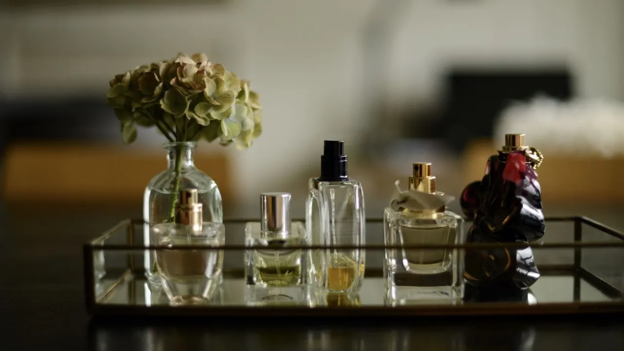 Verschiedene Parfumflakons und Duftnoten
