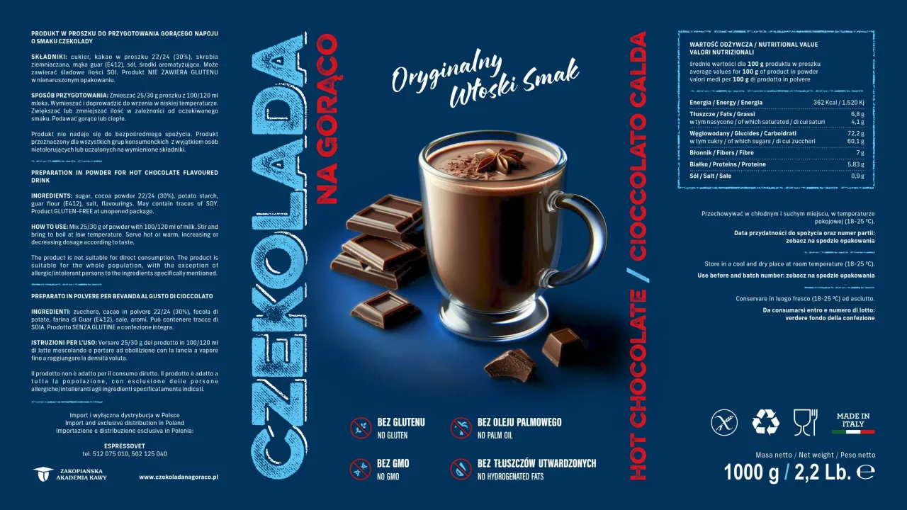 Czekolada na gorąco z automatu ma 362 kcal na 100g produktu. Na zdjęciu kubek gorącej czekolady z kawałkami czekolady.